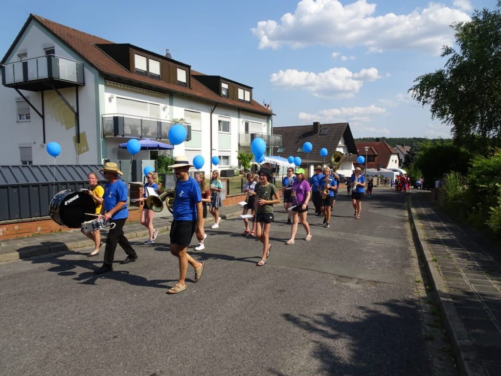Das Zenngrundorchester in Retzelfembach bei der Kärwa 2023.
