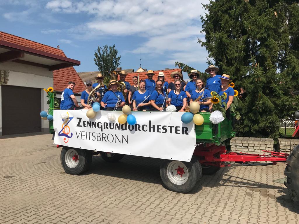 Das Zenngrundorchester bei der Veitsbronner Kärwa 2023.