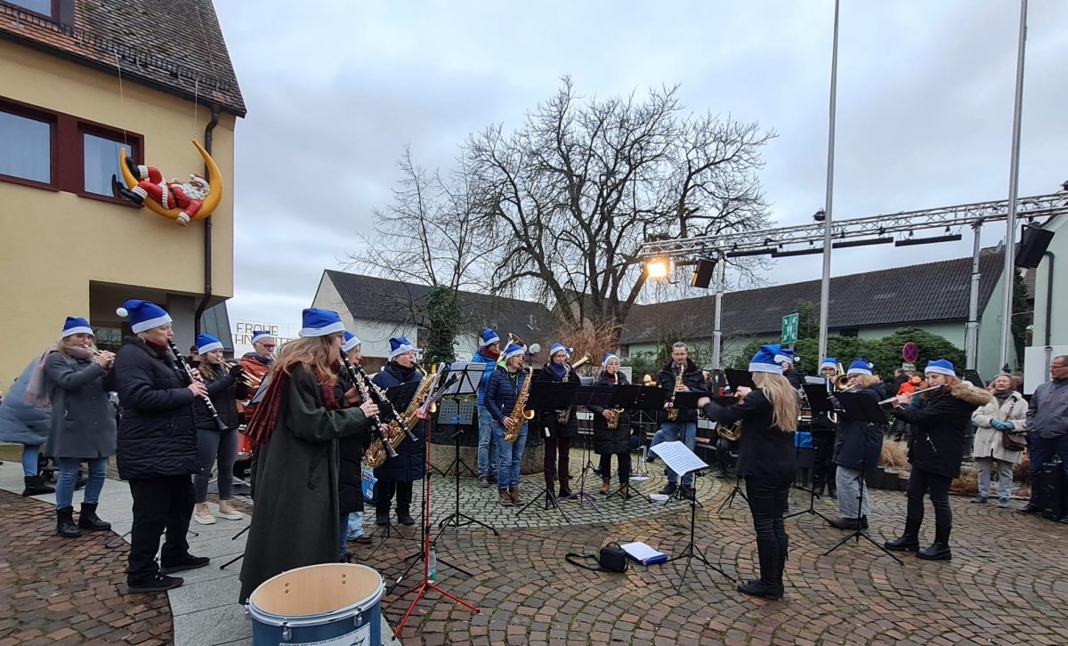 Zenngrundorchester beim Adventsmarkt 2024 in Veitsbronn.