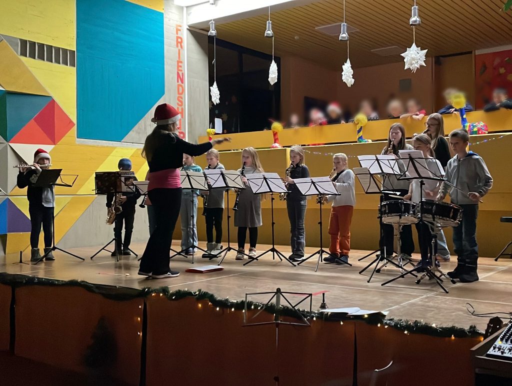 Bläserklassen des Zenngrundorchesters beim Adventsfenster der Grundschule Veitsbronn am 16. Dezember 2024.